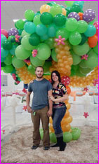 big giant balloon tree couple photo opt